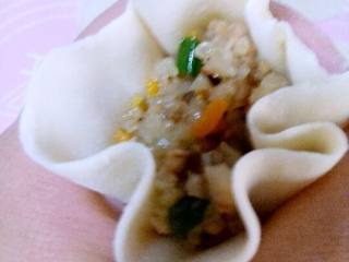 5、香菇烧麦,左手托住底部。右手虎口处收紧捏成型。