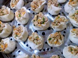 6、香菇烧麦,在蒸屉上刷成油,摆放好做好的烧麦,水开后,蒸10分钟左右即可。