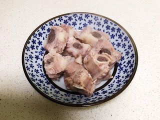 6、山药玉米排骨汤,把焯好的排骨捞出来，用温水清洗干净备用