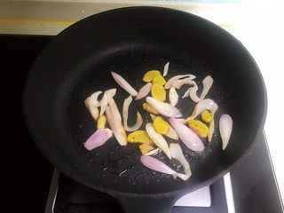 15、山药玉米排骨汤,加入圆葱，炒出香味