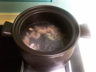 18、山药玉米排骨汤,加入开水，水量可以根据食用人数适量加减，用砂锅熬制时间比较长，建议一次加足水量，中途加水会影响汤汁的味道