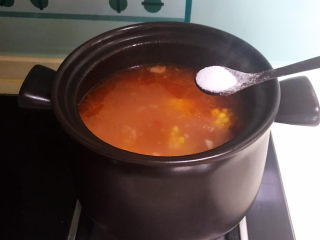 26、山药玉米排骨汤,加入精盐调味即可