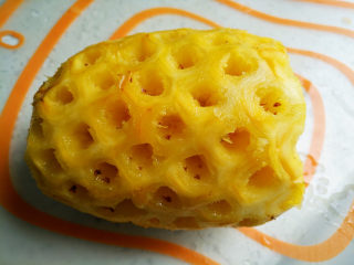 1、焦糖菠萝翻转蛋糕,将菠萝去皮