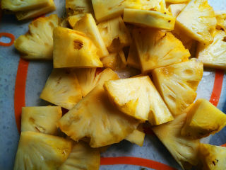 2、焦糖菠萝翻转蛋糕,将菠萝切片