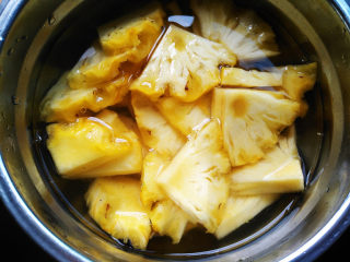 3、焦糖菠萝翻转蛋糕,放入盐水中浸泡半小时