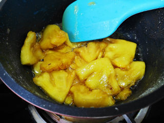 8、焦糖菠萝翻转蛋糕,翻炒至浓稠，由于菠萝加热会出水，这个过程有点长，要有耐心