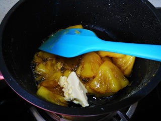 9、焦糖菠萝翻转蛋糕,加入10克黄油