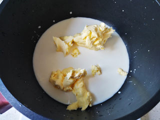 12、焦糖菠萝翻转蛋糕,将72克牛奶和48克黄油混合