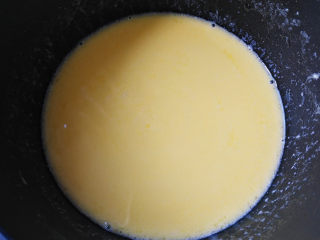 13、焦糖菠萝翻转蛋糕,开小火加热至黄油融化