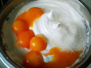 15、焦糖菠萝翻转蛋糕,加入蛋黄、40克白糖和20克水饴