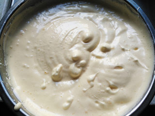 16、焦糖菠萝翻转蛋糕,用电动打蛋器搅拌均匀