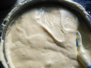 19、焦糖菠萝翻转蛋糕,沿着盆边加入油奶混合液