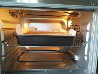 23、焦糖菠萝翻转蛋糕,放入预热好的烤箱中层上下火150度40分钟