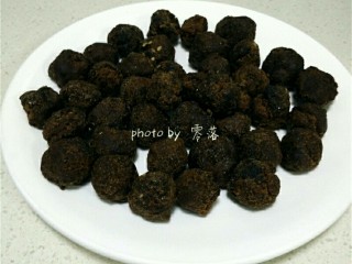 5、南瓜豆沙丸子,豆沙搓成均匀大小的丸子，比指头略大一点就可以了；