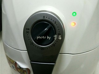 10、南瓜豆沙丸子,空气炸篮铺一层锡纸，刷上适量植物油；空气炸锅通电预热，温度设置为200度，时间5分钟；