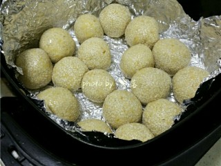 11、南瓜豆沙丸子,将丸子放入空气炸篮里，再刷上一层植物油；