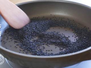 2、五彩小汤圆12m+宝宝辅食,首先我们准备馅料,黑芝麻炒熟,闻到香味,听到霹雳啪啦声音即可~
