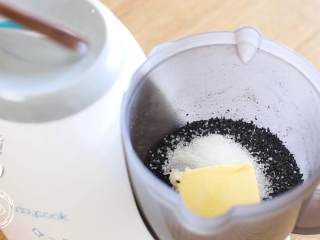 3、五彩小汤圆12m+宝宝辅食,接着把黑芝麻打碎,再加入白砂糖、黄油搅打均匀~