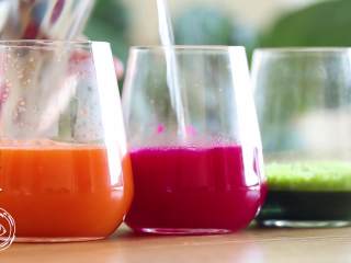 9、五彩小汤圆12m+宝宝辅食,每一杯果蔬汁,都加少量的热水,注意,是热水不是开水哈~温水和糯米粉会比较柔软和粘稠,冷水的话会比较散,不好包馅~