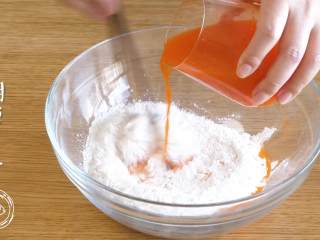 10、五彩小汤圆12m+宝宝辅食,取三分之的糯米粉倒入胡萝卜汁,和成面团,其他的两种也同样的方法操作好~