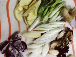 4、泰式咖喱虾,生姜、大蒜、洋葱切片