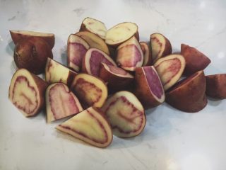 5、泰式咖喱虾,土豆切粒油炸后备用