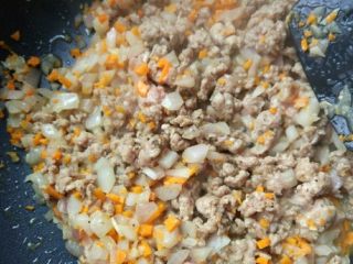 7、意式肉酱千层面(附千层面、红白酱做法), 放入猪肉蓉、盐和黑胡椒粉翻炒