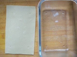 10、意式肉酱千层面(附千层面、红白酱做法),将面团擀成薄片,切成焗盘大小,放入沸水中煮1分钟左右,取出用厨房用纸吸净水分