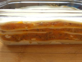 12、意式肉酱千层面(附千层面、红白酱做法),重复千层面皮、白酱和番茄肉酱的动作3-5次(根据烤盘深度而定),直到填满烤盘