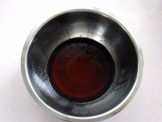 1、椰蓉蔓越莓月饼,转化糖浆，枧水，玉米油，倒入干净的碗里，混合均匀