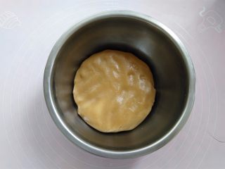3、椰蓉蔓越莓月饼,戴上一次性手套把面团抓成团