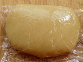 4、椰蓉蔓越莓月饼,面团装入保鲜袋，室温下静置2小时左右