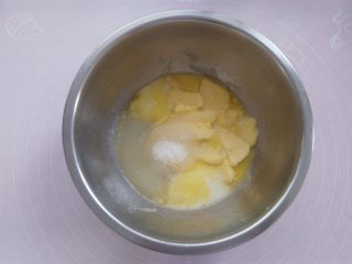 5、椰蓉蔓越莓月饼,软化好的黄油加入牛奶，白砂糖加热到黄油融化（可以用微波炉，不建议用烤箱，会把牛奶烤成焦糖色）