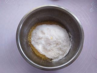 6、椰蓉蔓越莓月饼,放凉后加入椰蓉