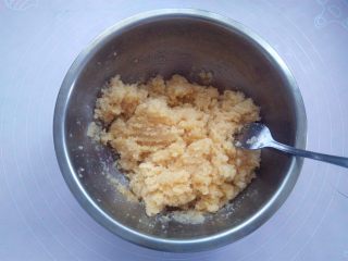 7、椰蓉蔓越莓月饼,把椰蓉搅拌均匀，再加入全蛋液，再次搅拌均匀