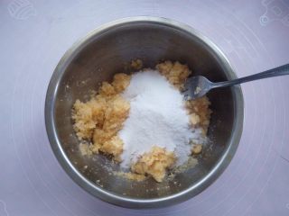 8、椰蓉蔓越莓月饼,加入熟糯米粉，继续搅拌均匀