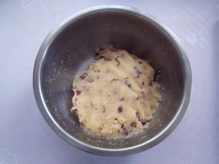 9、椰蓉蔓越莓月饼, 加入切碎的蔓越莓，混合均匀放冰箱冷藏1小时，不同牌子的椰蓉，黄油都有可能稀了或者干了，如果是稀了可以加多一点点熟糯米粉，干了就加一点点蛋液