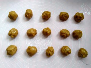 11、椰蓉蔓越莓月饼, 把月饼皮按照每个20克分成15个