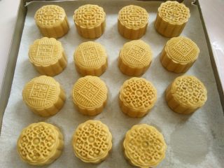 17、椰蓉蔓越莓月饼, 在定型好的月饼上刷一层薄薄的蛋液，不要刷太多，尽量用毛刷来刷，烤箱180度烤13-15分钟。上色后及时加盖锡纸