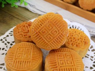 18、椰蓉蔓越莓月饼,出炉后放晾网晾凉，2天左右可以回油