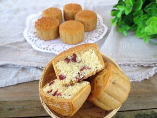 19、椰蓉蔓越莓月饼,很喜欢这种淡淡的椰香口感，切开一个，挺不错的，清香不腻