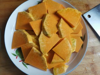 2、南瓜汤圆,南瓜削皮切成薄片