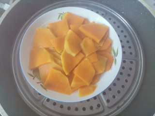 3、南瓜汤圆,上锅蒸熟，用筷子能插透即可