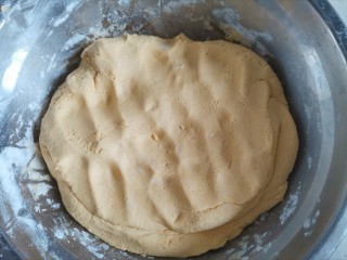 6、南瓜汤圆,揉成光滑偏软的面团