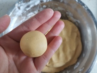 9、南瓜汤圆,收口捏紧揉圆