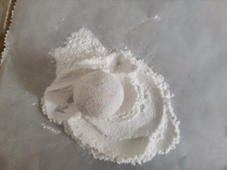 10、南瓜汤圆,沾一层糯米粉，防止粘连
