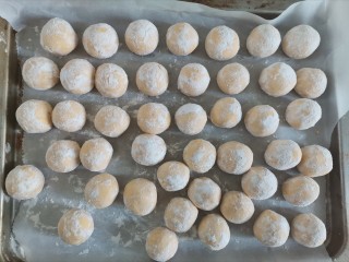 11、南瓜汤圆,全部做好，依次摆入盘中，一次吃不完，可以放冰箱冻起来，随时吃随时煮很方便