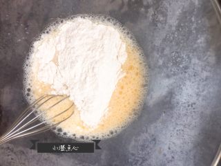 5、超级酥脆的炸猪排,放入面粉，继续用蛋抽搅拌均匀。 