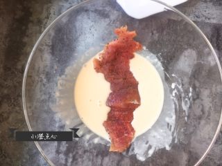 7、超级酥脆的炸猪排,放入腌制好的肉排，用筷子翻动肉排，使肉排表面均匀的沾满面糊。 