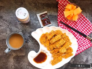 13、超级酥脆的炸猪排,切块，摆盘，倒入酱料（我这次用的是丘比沙拉汁——日式口味），再配上杯喝的，水果，澄妞点心的下午茶搞定。 